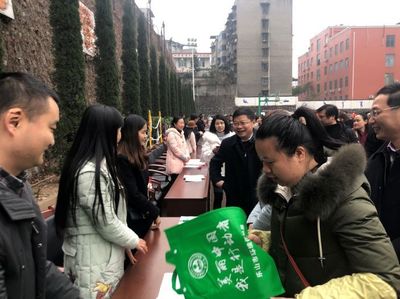 市环保局积极参与乐山市“三下乡”惠民服务活动 环保咨询服务暖人心